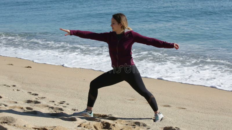 Esercitazione felice della ragazza all'aperto video d archivio