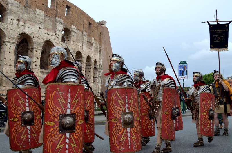 Esercito romano vicino al colosseum alla parata storica di Romani antichi