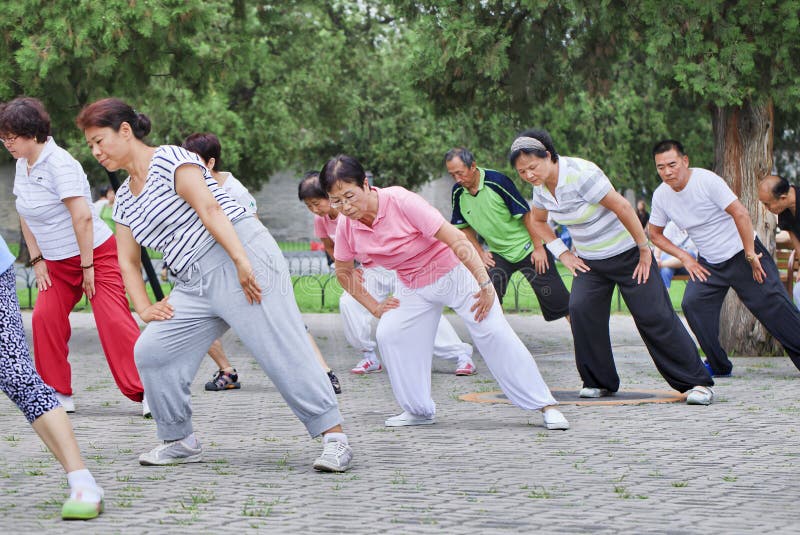 Esercizio collettivo in un parco, Pechino, Cina di primo mattino fotografia stock Esercizio collettivo in un parco, Pechino, Cina di primo mattino fotografia stock