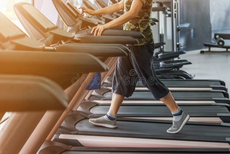 Esercizio sportivo della donna che esegue allenamento sull'esercizio d'inseguimento di salute dell'attrezzatura delle pedane mobi immagini stock libere da diritti Esercizio sportivo della donna che esegue allenamento sull'esercizio d'inseguimento di salute dell'attrezzatura delle pedane mobi immagini stock libere da diritti