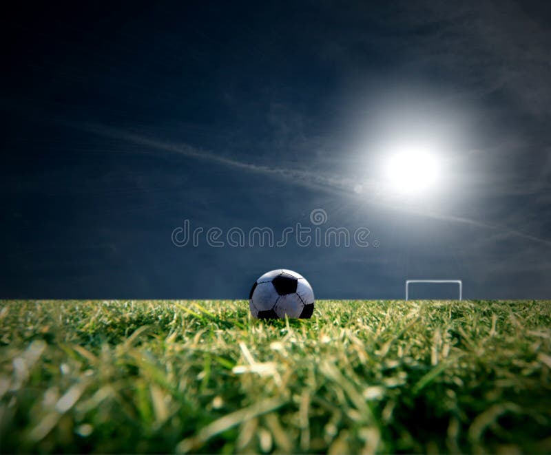 Jogador De Futebol Profissional Em Ação No Estádio Com Lanternas E Fãs.  Bola De Pontapé Para Vencer O Gol. Grande Ângulo. 3d Foto Royalty Free,  Gravuras, Imagens e Banco de fotografias. Image