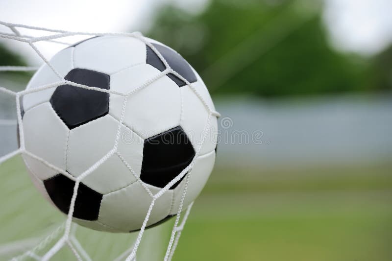 Bola De Futebol No Jogo Da Noite Com O Aperto De Um Sapato De Futebol  Batendo Na Bola Com O Poder Imagem de Stock - Imagem de potência, tiro:  214135845