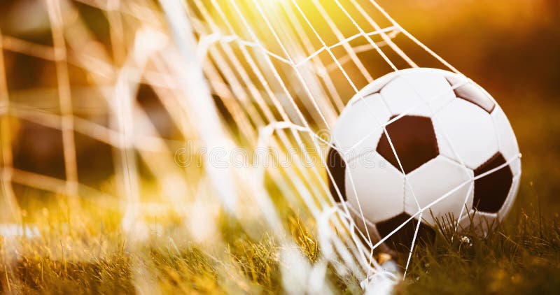 Esfera de futebol no objetivo fotografia de stock royalty free Esfera de futebol no objetivo fotografia de stock royalty free