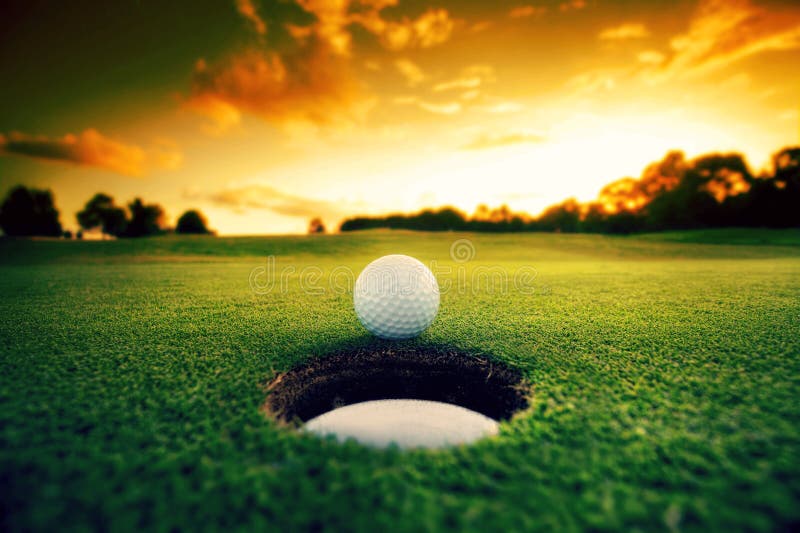 Esfera de golfe perto do furo