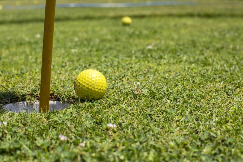 Esfera de golfe perto do furo imagem de stock Esfera de golfe perto do furo imagem de stock