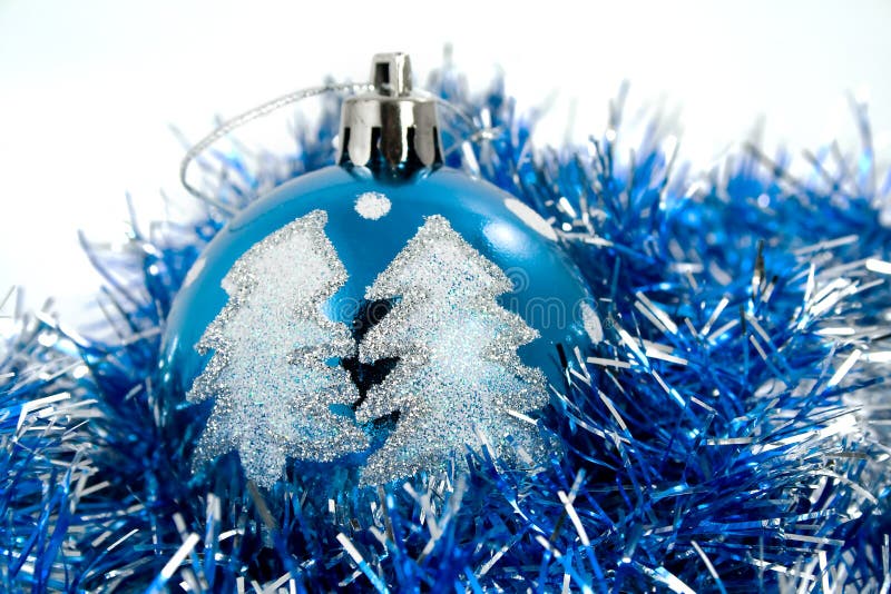 Esferas azuis do Natal no ouropel foto de stock royalty free Esferas azuis do Natal no ouropel foto de stock royalty free