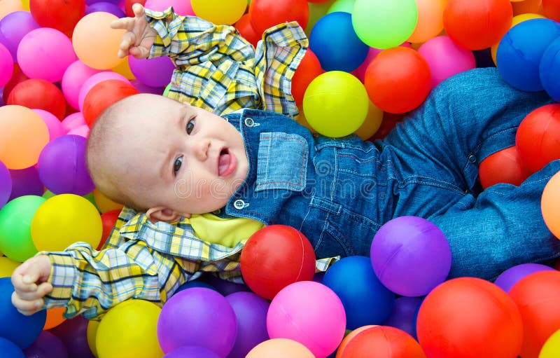 Crianças Felizes Jogando Bolas No Cesto De Plástico Imagem de Stock -  Imagem de colorido, atividade: 220991259