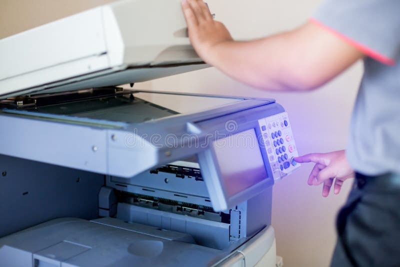 Esfuerzo selectivo para los hombres pulse el botón en el panel del copiador y escáner Empresario que utiliza todo en una sola máq fotos de archivo libres de regalías Esfuerzo selectivo para los hombres pulse el botón en el panel del copiador y escáner Empresario que utiliza todo en una sola máq fotos de archivo libres de regalías