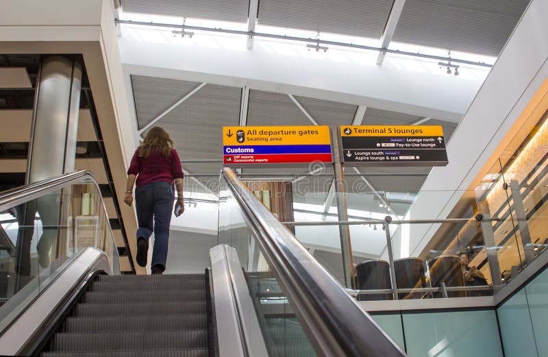 Eskalator wyjściowe bramy przy Śmiertelnie 5 Heathrow lotniskiem zdjęcia stock Eskalator wyjściowe bramy przy Śmiertelnie 5 Heathrow lotniskiem zdjęcia stock