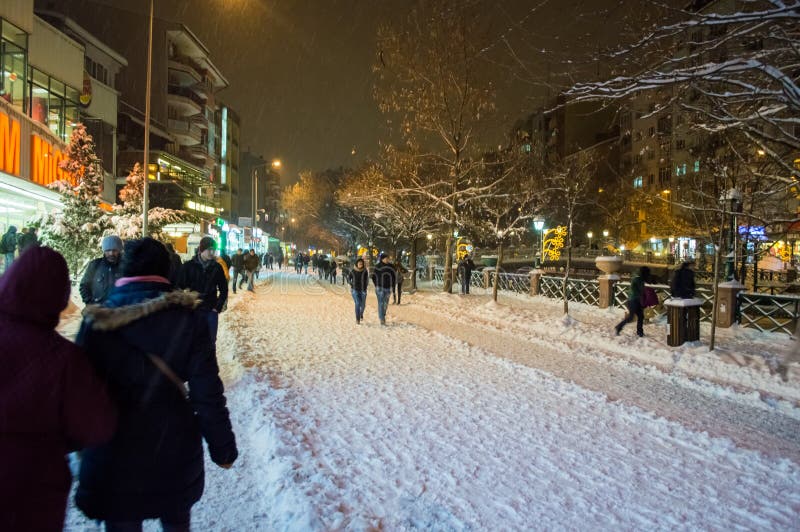 Eskisehir, die Türkei - 10. Januar 2015: Leute, die an gehen stockfoto Eskisehir, die Türkei - 10. Januar 2015: Leute, die an gehen stockfoto