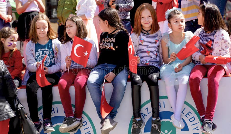 Eskisehir, kwiecień 23 2019/: Tureckie dziewczyny z turecczyzny flagą cieszą się Kwietnia 23 krajową suwerenność Nisan i dziecko