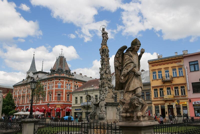 Eslováquia, Kosice Main Street Estátua de Immaculata Paisagem da cidade foto de stock Eslováquia, Kosice Main Street Estátua de Immaculata Paisagem da cidade foto de stock