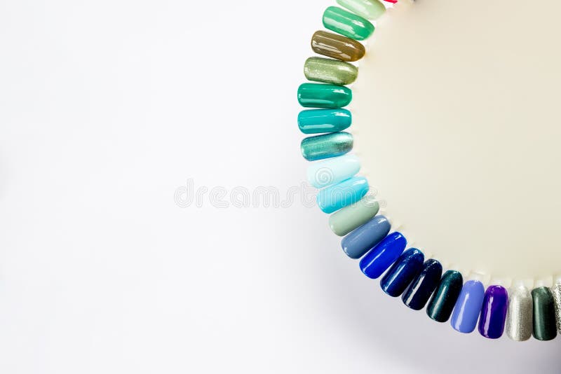 Esmalte de uñas en diverso color de la moda Laca colorida del clavo del ojo de gatos 3D en extremidades aislada en el fondo blanc