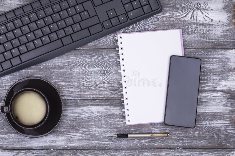 Espace De Travail Avec Clavier Tasse De Café Bloc-notes Avec Ressort Pour  L'idée Note Objectif Plan écriture Concept Smartphone Image stock - Image  du above, document: 242710353