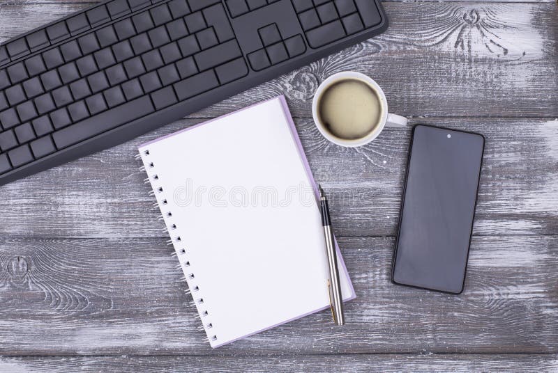 Espace De Travail Avec Clavier Tasse De Café Bloc-notes Avec Ressort Pour  L'idée Note Objectif Plan écriture Concept Smartphone Image stock - Image  du above, document: 242710353