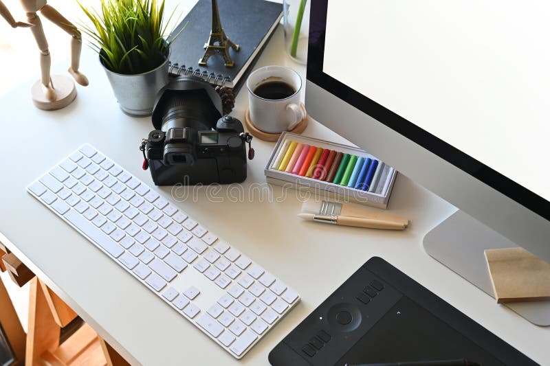 Espace de travail créatif de photographie avec la table de bureau image libre de droits Espace de travail créatif de photographie avec la table de bureau image libre de droits