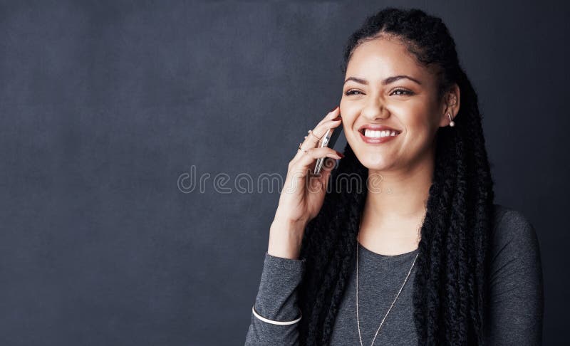 Espacio de parodias de llamadas telefónicas y mujer africana en estudio para contactar chat en línea y redes sociales. sonrisa fel foto de archivo