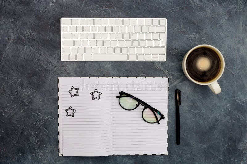 Espacio de trabajo Espacio de oficina Clips de papel y pluma negros en el cuaderno en blanco abierto, caf?, vidrios en extracto n imagenes de archivo Espacio de trabajo Espacio de oficina Clips de papel y pluma negros en el cuaderno en blanco abierto, caf?, vidrios en extracto n imagenes de archivo