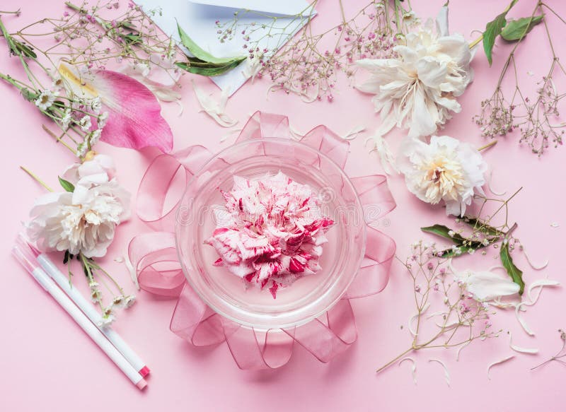 Espacio de trabajo rosado creativo del florista El arreglo bastante floral de la decoración con las rosas y la planta rosadas se fotografía de archivo libre de regalías Espacio de trabajo rosado creativo del florista El arreglo bastante floral de la decoración con las rosas y la planta rosadas se fotografía de archivo libre de regalías