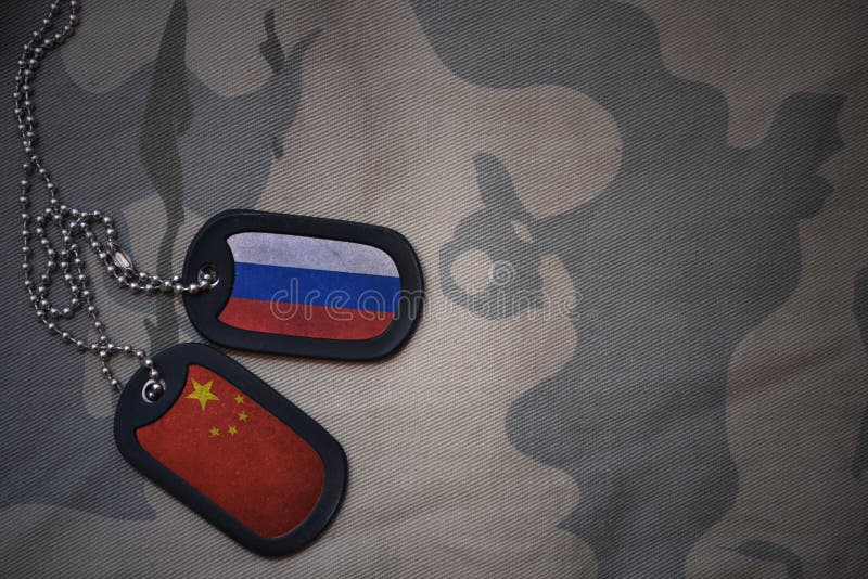 espacio en blanco del ejército, placa de identificación con la bandera de Rusia y China en el fondo de color caqui de la textura
