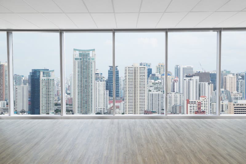 Espacio interior de la oficina vacía moderna con el fondo de la opinión de la ciudad Espacio interior de la oficina vacía moderna con el fondo de la opinión de la ciudad