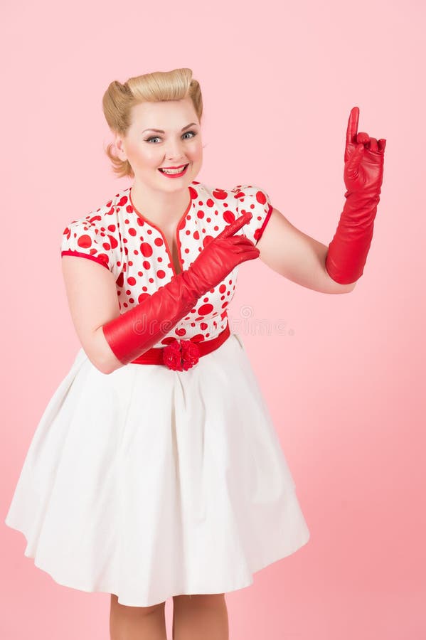 Espacio rubio sonreído y feliz de las ventas de la muchacha en fondo rosado Muchacha rubia que destaca por los fingeres Señora co fotografía de archivo libre de regalías Espacio rubio sonreído y feliz de las ventas de la muchacha en fondo rosado Muchacha rubia que destaca por los fingeres Señora co fotografía de archivo libre de regalías