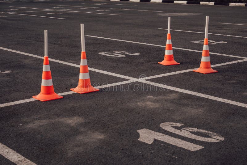 Espacios de estacionamiento marcados con conos anaranjados foto de archivo Espacios de estacionamiento marcados con conos anaranjados foto de archivo