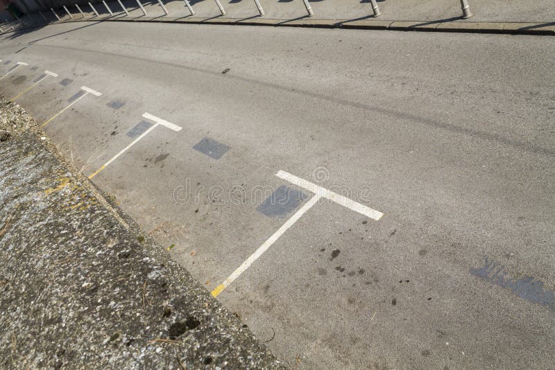 Espacios de estacionamiento paralelos vacíos foto de archivo libre de regalías Espacios de estacionamiento paralelos vacíos foto de archivo libre de regalías