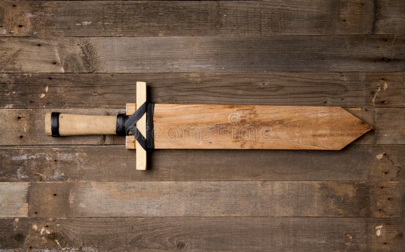 Usando um galho de madeira em uma luta de espadas
