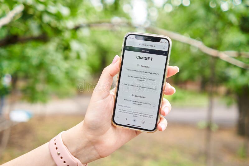 Espagne barcelone mars 20 2023 : page web de chatgpt un prototype ai chatbot est vu sur le site internet d'openai sur un. Espagne barcelone mars 20 2023 : chatgpt écran de bot de chat visible sur smartphone et l'écran d'ordinateur portable avec chat gpt écran de connexion en arrière-plan. un nouveau chatbot d'ai par openai. photo de haute qualité