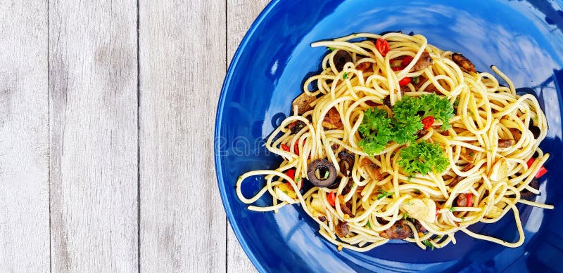 Espaguetes da vista superior com moluscos e massa do cogumelo salsa cortadas ou italianas do marisco e no alimento superior fotos de stock Espaguetes da vista superior com moluscos e massa do cogumelo salsa cortadas ou italianas do marisco e no alimento superior fotos de stock