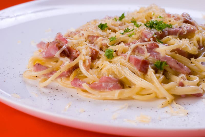 Espagueti con el jamón y el queso imagen de archivo Espagueti con el jamón y el queso imagen de archivo