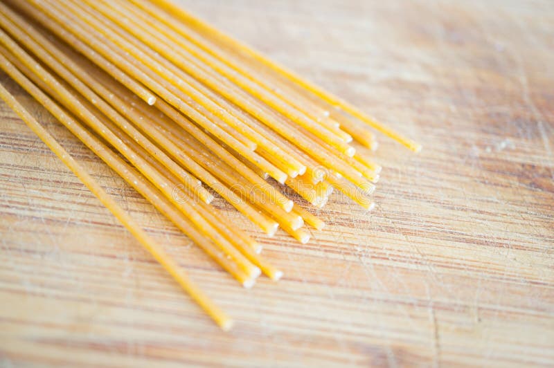 Espagueti crudo imagen de archivo. Imagen de espagueti 40566609