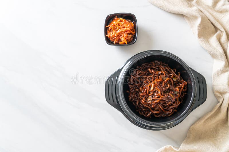 Espagueti negro coreano o fideos instantáneos con salsa de chajung tostado. Espagueti negro coreano o fideos instantáneos con salsa de soja chajung tostado chapagetti estilo de comida coreano
