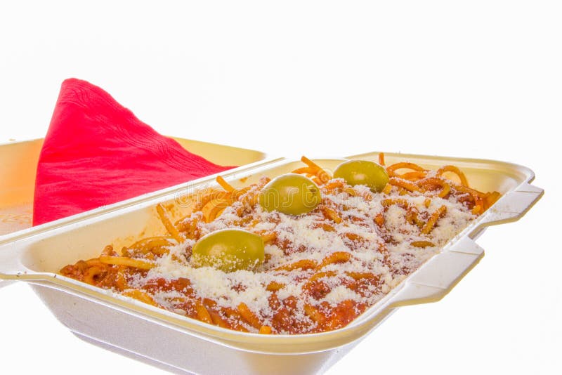 Espaguetis boloñés con las aceitunas y el parmesano imagen de archivo libre de regalías Espaguetis boloñés con las aceitunas y el parmesano imagen de archivo libre de regalías