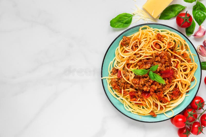 Espaguetis boloñés de las pastas en una placa azul en la tabla de mármol blanca Alimento sano Visión desde arriba imagen de archivo Espaguetis boloñés de las pastas en una placa azul en la tabla de mármol blanca Alimento sano Visión desde arriba imagen de archivo