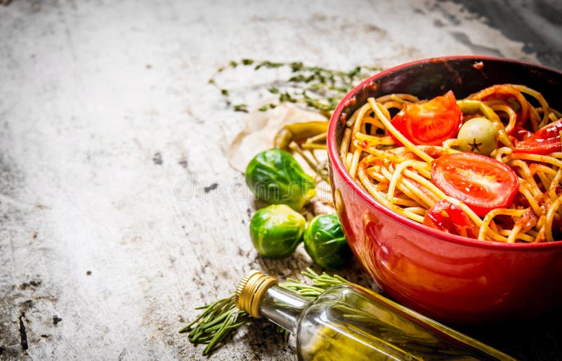 Espaguetis con la pasta de tomate, las hierbas y la pimienta fotos de archivo Espaguetis con la pasta de tomate, las hierbas y la pimienta fotos de archivo