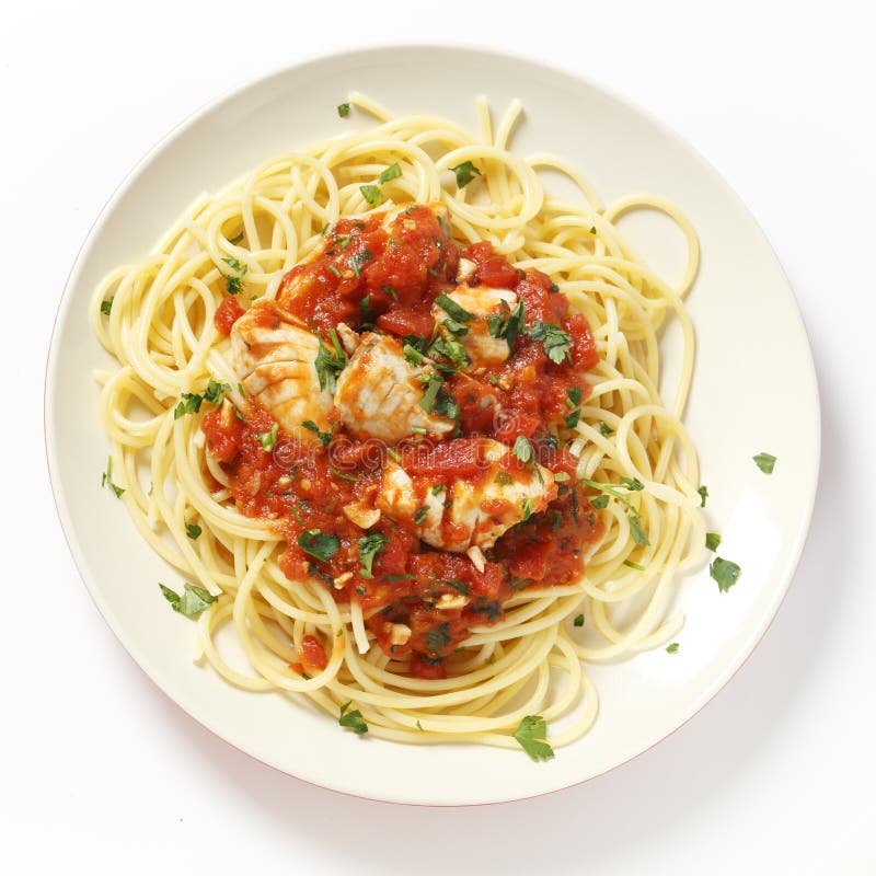 Espaguetis con los pescados en salsa del arrabbiata desde arriba imagen de archivo libre de regalías Espaguetis con los pescados en salsa del arrabbiata desde arriba imagen de archivo libre de regalías