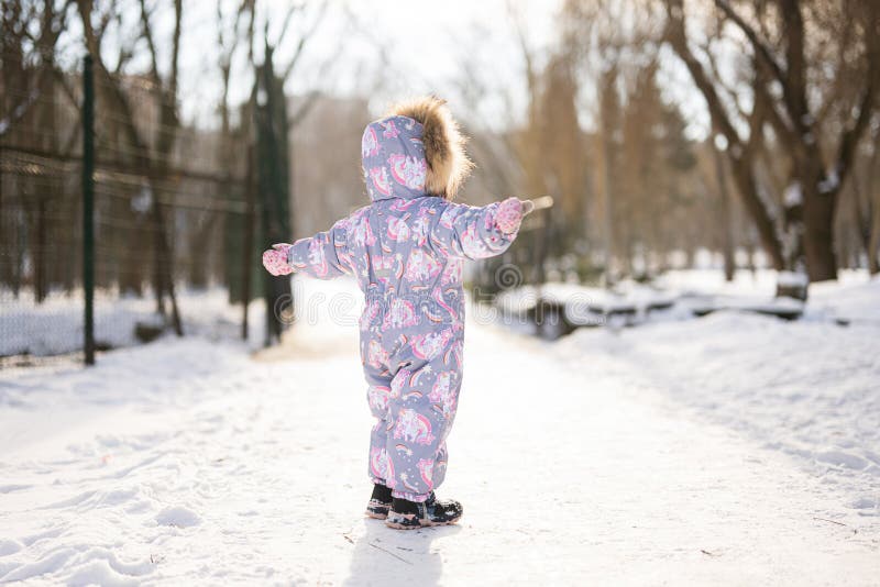 Espalda Niña Usa Traje De Nieve Infantil En Un Día De Helado Y Soleado de archivo - Imagen de caminata, cubo: 268890012