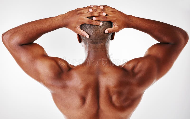 Espalda y flexión para el ejercicio físico en estudio brazos fuertes y desarrollo muscular sobre fondo blanco. persona foto de archivo libre de regalías