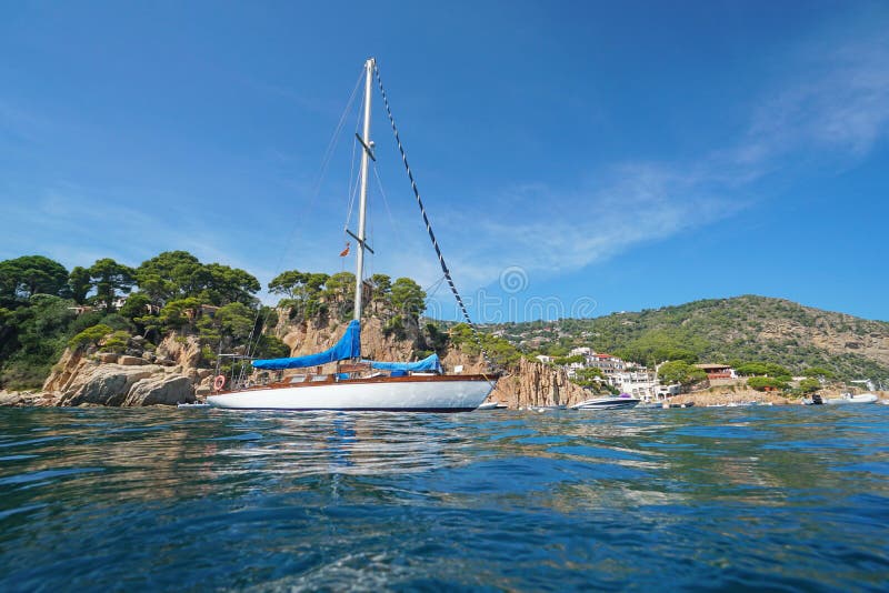 Espanha um veleiro perto do litoral rochoso Costa Brava imagens de stock Espanha um veleiro perto do litoral rochoso Costa Brava imagens de stock