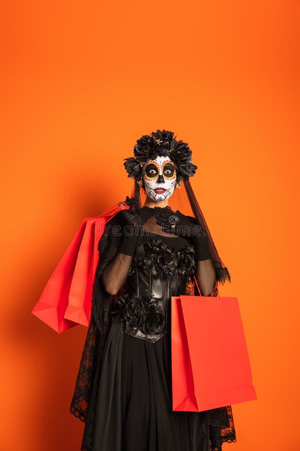 Assustadora dama da morte com maquiagem de festival e fantasia de halloween  para celebrar o feriado mexicano de dios de los muertos. mulher assustadora  como santa muerte com coroa de flores, dia