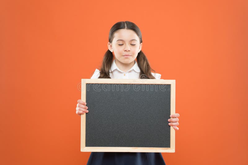 Espaço bonito da cópia do quadro-negro da posse do aluno da menina da escola Conceito do an?ncio da escola Mudanças de informação imagens de stock Espaço bonito da cópia do quadro-negro da posse do aluno da menina da escola Conceito do an?ncio da escola Mudanças de informação imagens de stock
