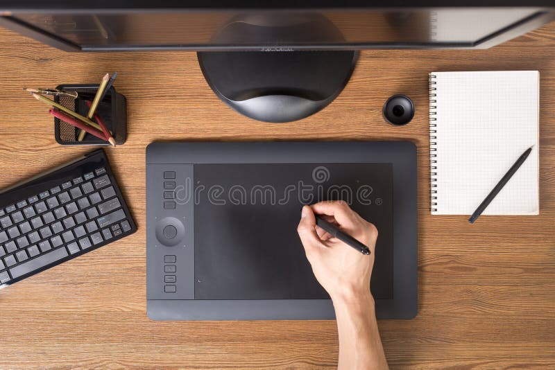 Espaço de trabalho do desenhista com tabuleta, teclado, computador imagem de stock royalty free Espaço de trabalho do desenhista com tabuleta, teclado, computador imagem de stock royalty free
