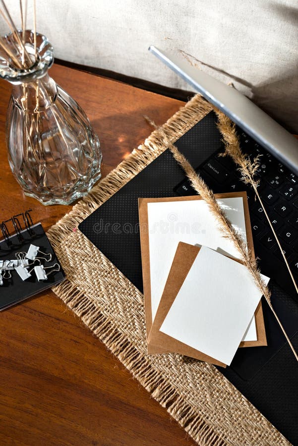 Espaço de trabalho de escritório estético minimalista cartão de papel em branco taça para laptop café em mesa marrom marca comerci