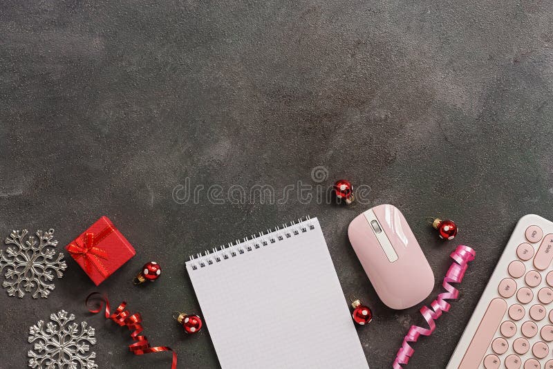 Espaço de trabalho feminino de Natal ou Ano Novo Bloco de notas em branco, teclado moderno, mouse e decoração de Natal em um russ