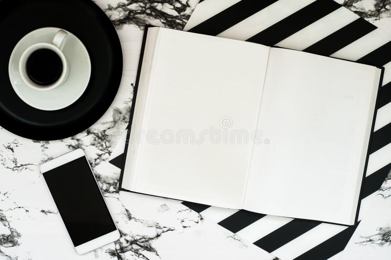 Espaço de trabalho mínimo com copo de café, livro e smartphone com espaço da cópia no fundo de mármore à moda Vista superior esti imagem de stock Espaço de trabalho mínimo com copo de café, livro e smartphone com espaço da cópia no fundo de mármore à moda Vista superior esti imagem de stock