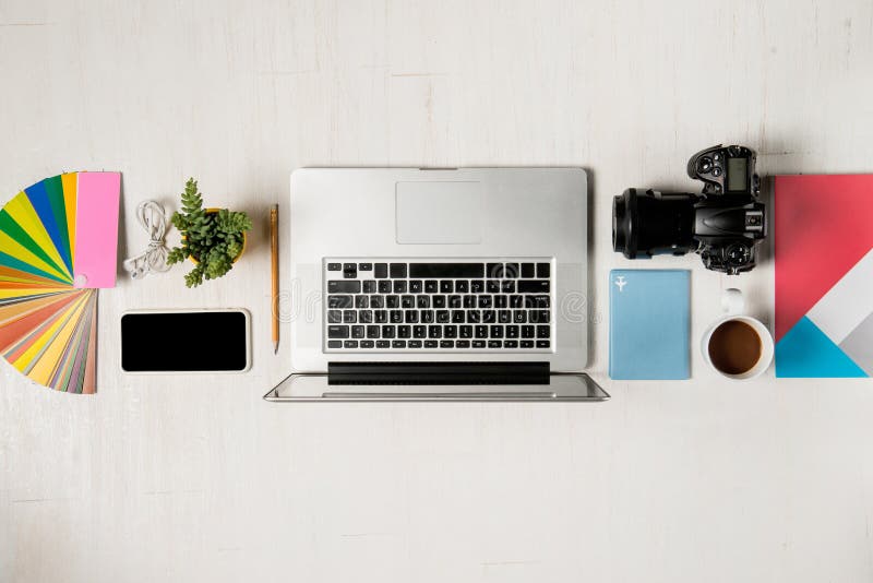 Espaço de trabalho para o fotógrafo, designer gráfico Configuração lisa do lapto foto de stock royalty free Espaço de trabalho para o fotógrafo, designer gráfico Configuração lisa do lapto foto de stock royalty free
