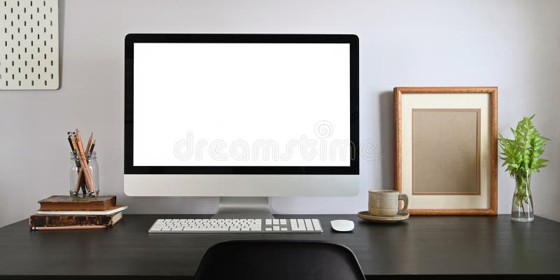 Espaço de trabalho tela em branco monitor computador colocando em uma mesa de trabalho em branco junto com coisas de escritório.