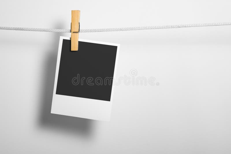 Espaço em branco da película do Polaroid na corda